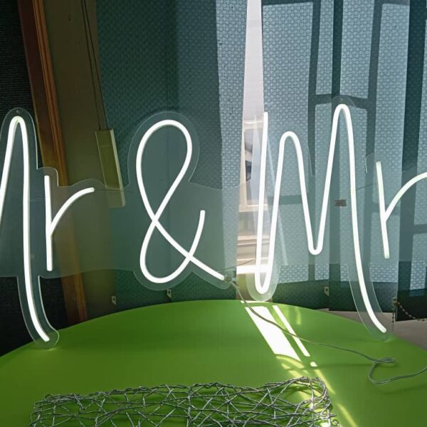 Mr & Mrs light sign